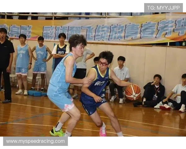 赛场内外温馨一幕：选手相互鼓励展现体育友谊